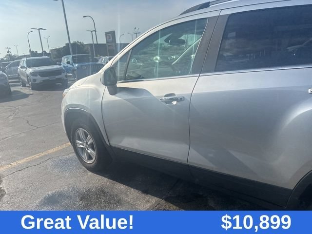 Used 2018 SILVER ICE METALLIC Chevrolet LT image 19