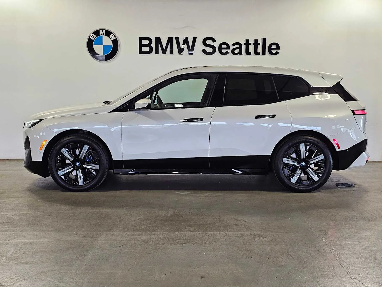 Certified Used 2024 Mineral White Metallic BMW xDrive50 image 3
