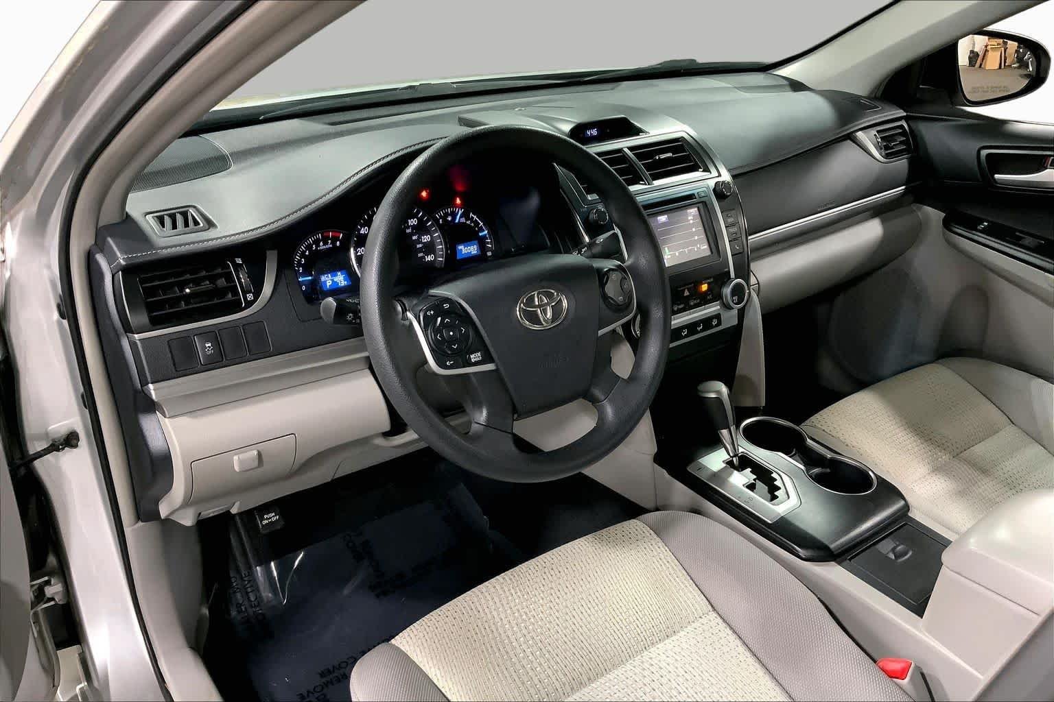 Used 2014 Classic Silver Metallic Toyota LE image 18