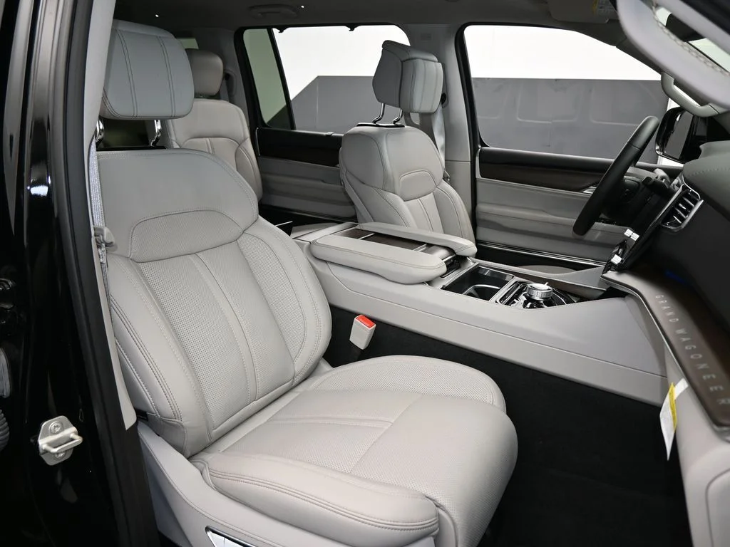 Used 2024 Diamond Black Crystal Pearlcoat Jeep Base image 57