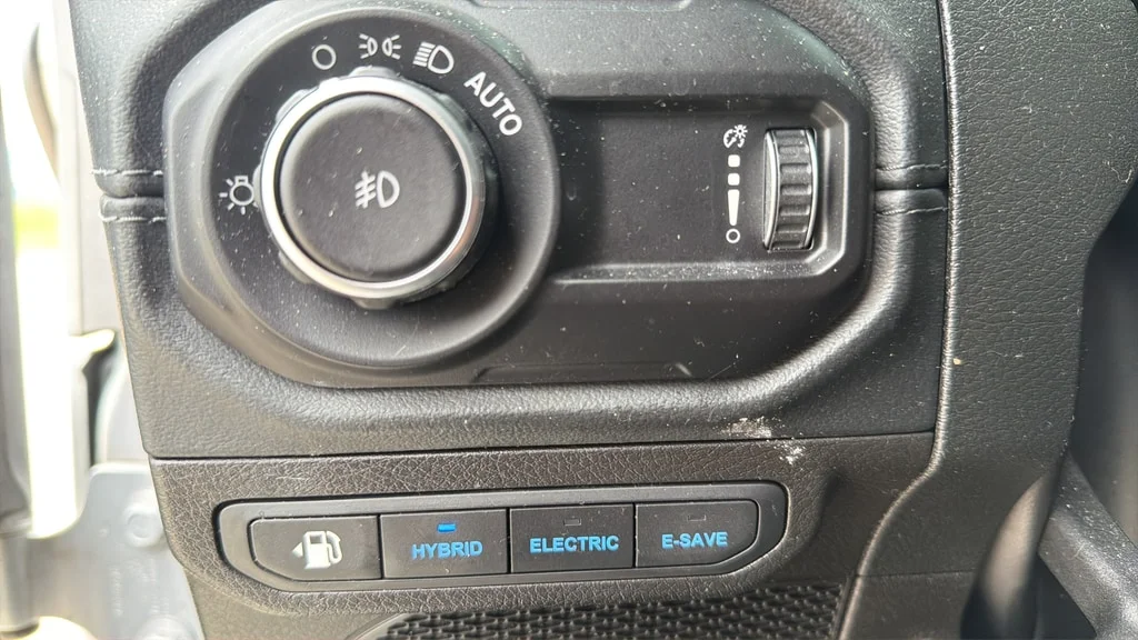 Used 2024 Silver Zynith Clearcoat Jeep Rubicon image 23