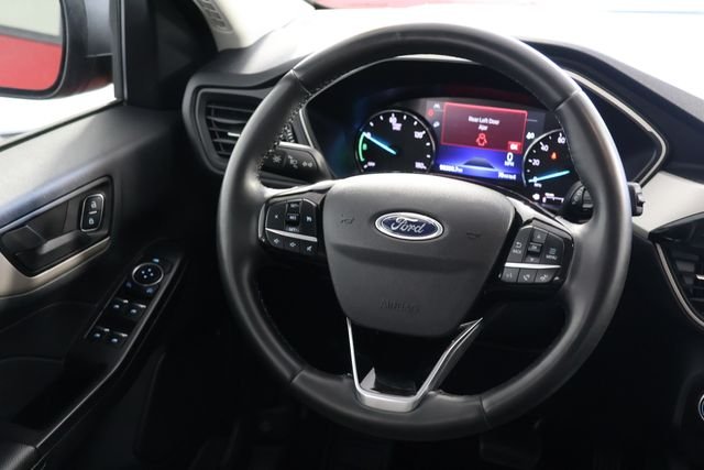 Used 2022 Red Ford SE image 10