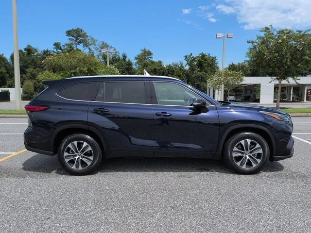 Used 2022  Toyota XLE image 3