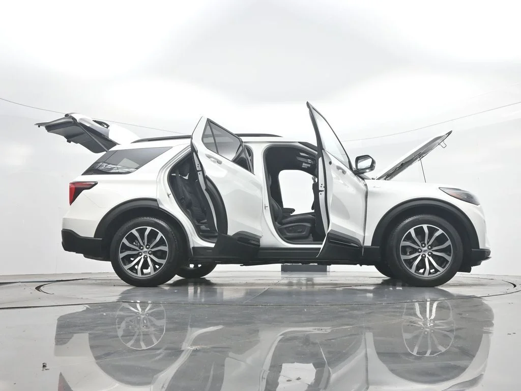 New 2026 Star White Metallic Tri-Coat Ford ST-Line image 54