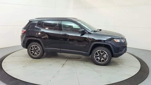 New 2026 Diamond Black Crystal Pearl-Coat Exterior Paint Jeep Trailhawk image 13