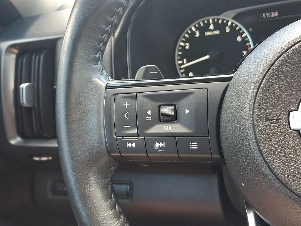 Used 2023 White Nissan SL image 22