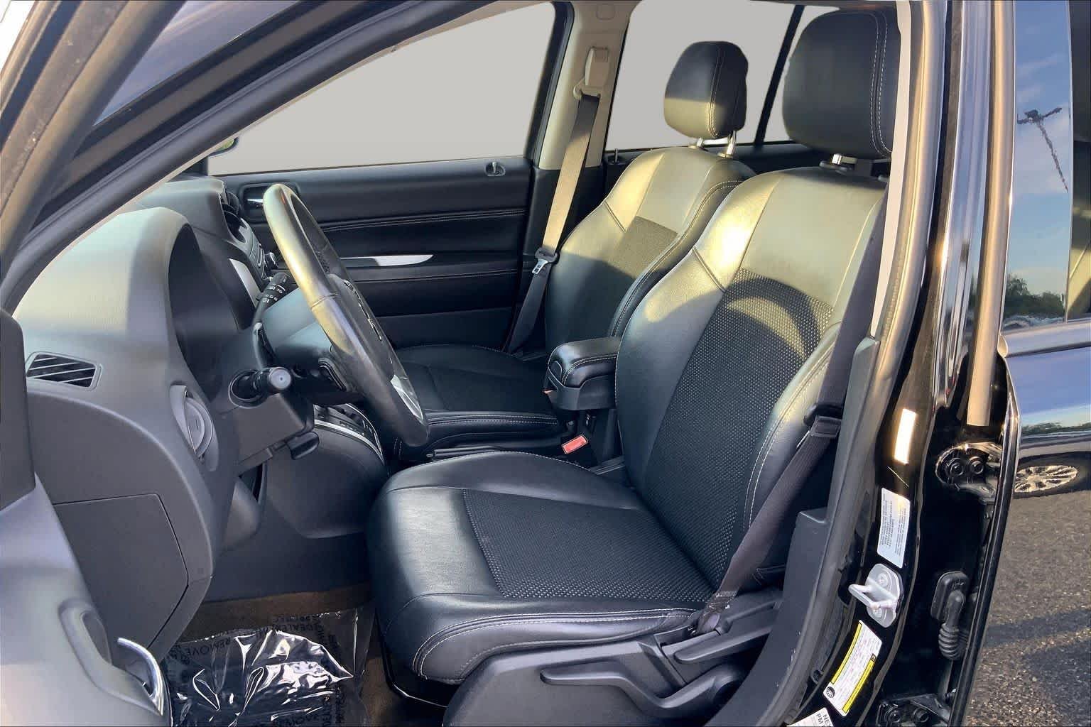 Used 2016 Black Clearcoat Jeep Latitude image 8