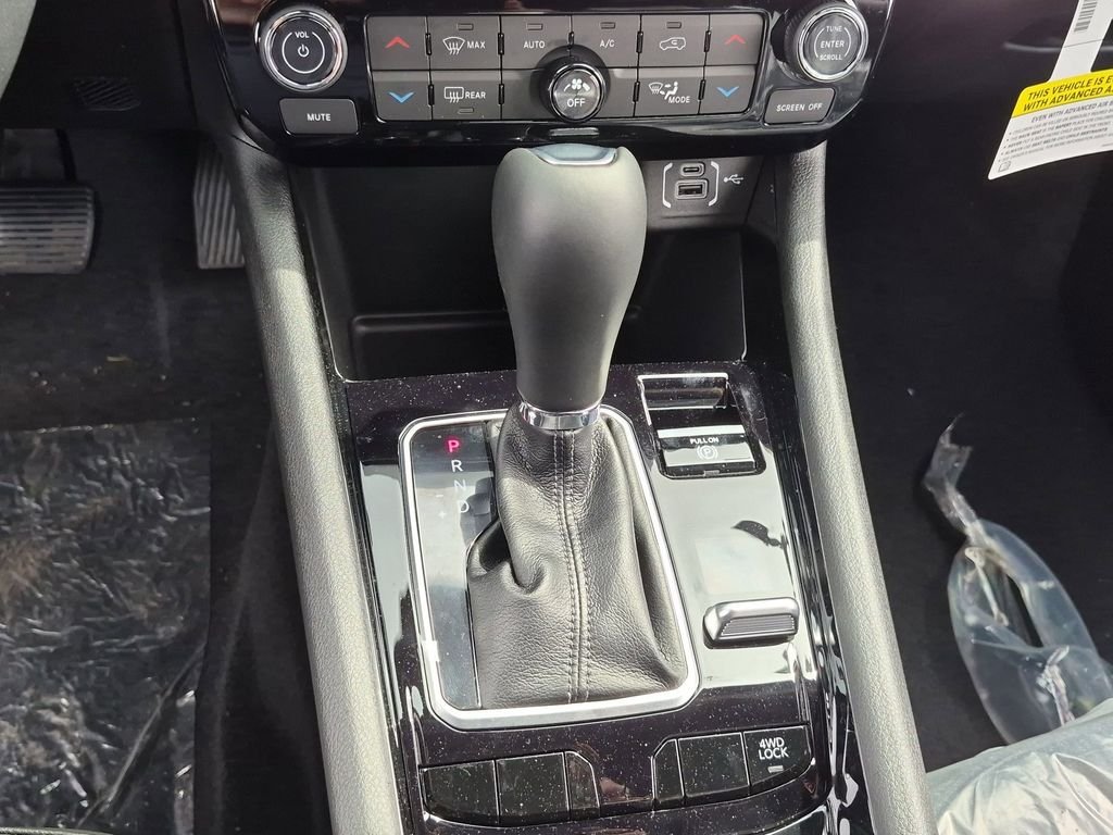 New 2026 Diamond Black Crystal Pearlcoat Jeep Limited image 17