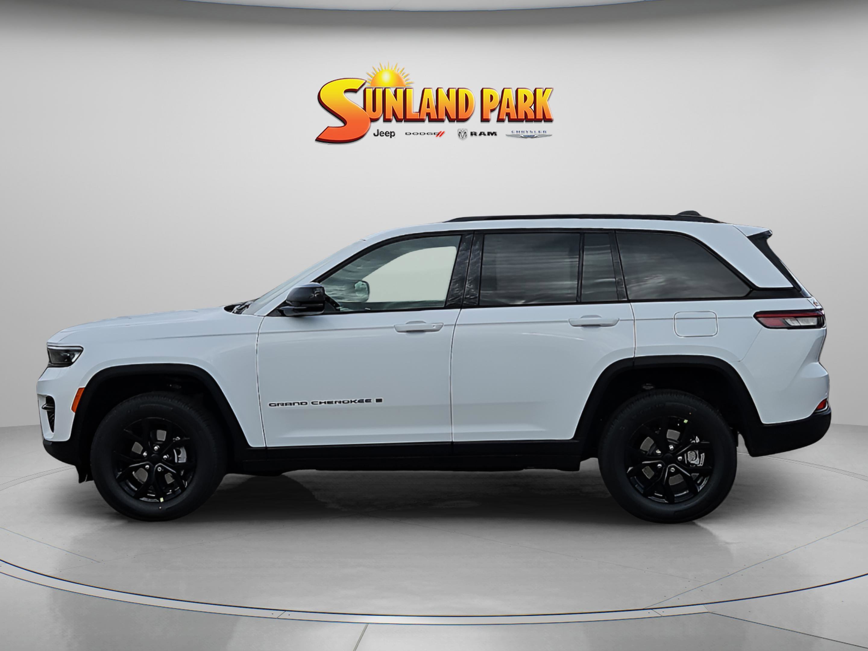 New 2025 Bright White Clear-Coat Exterior Paint Jeep Altitude X image 3