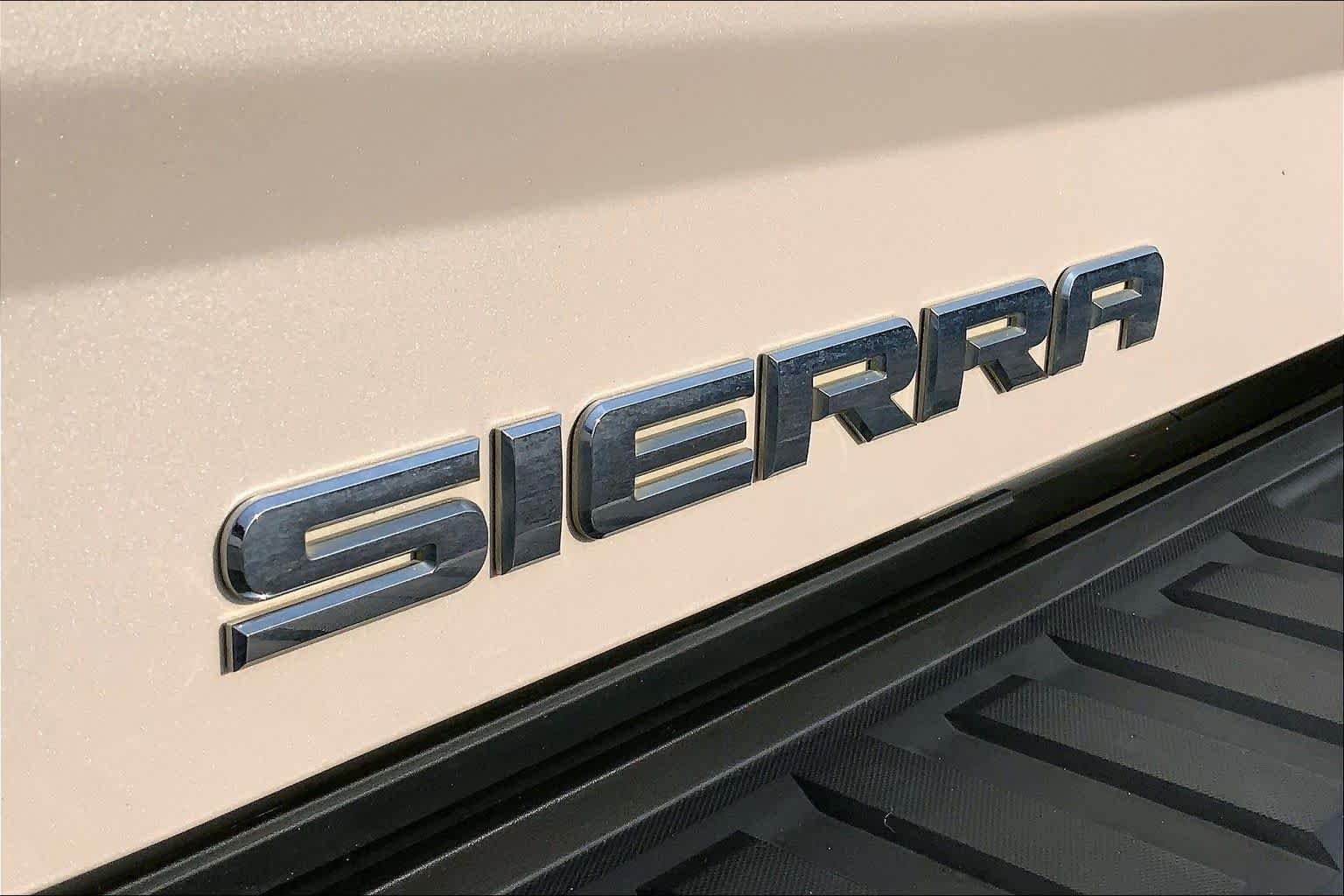Used 2015 White Diamond Tricoat GMC SLT image 29