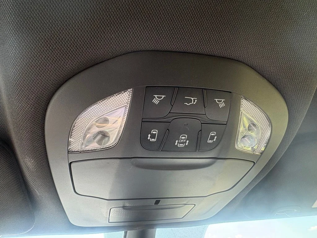 Used 2025 White/off-white Chrysler Select image 28
