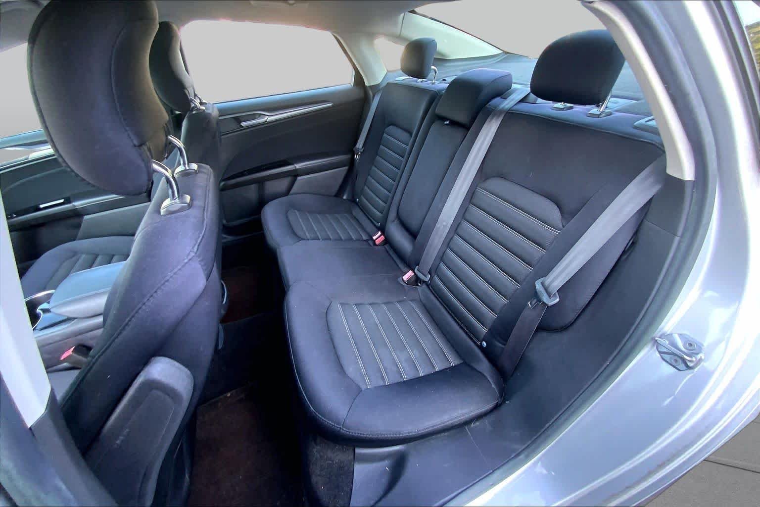 Used 2015 Ingot Silver Ford SE image 17