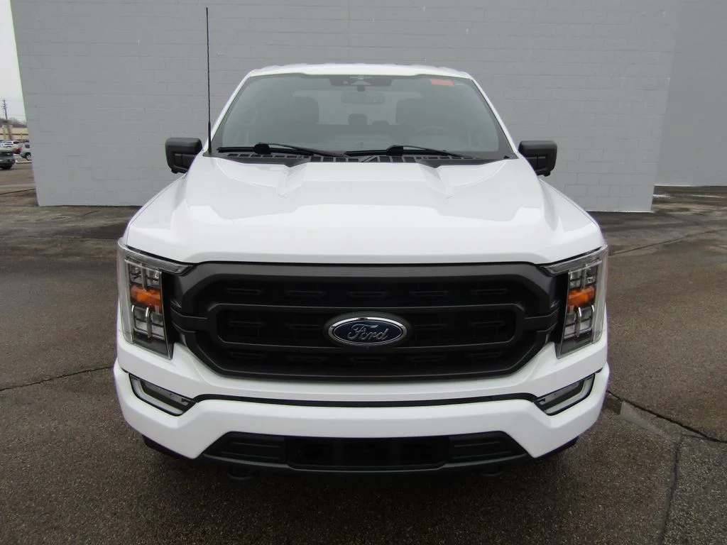 Used 2023 Oxford White Ford XLT image 3