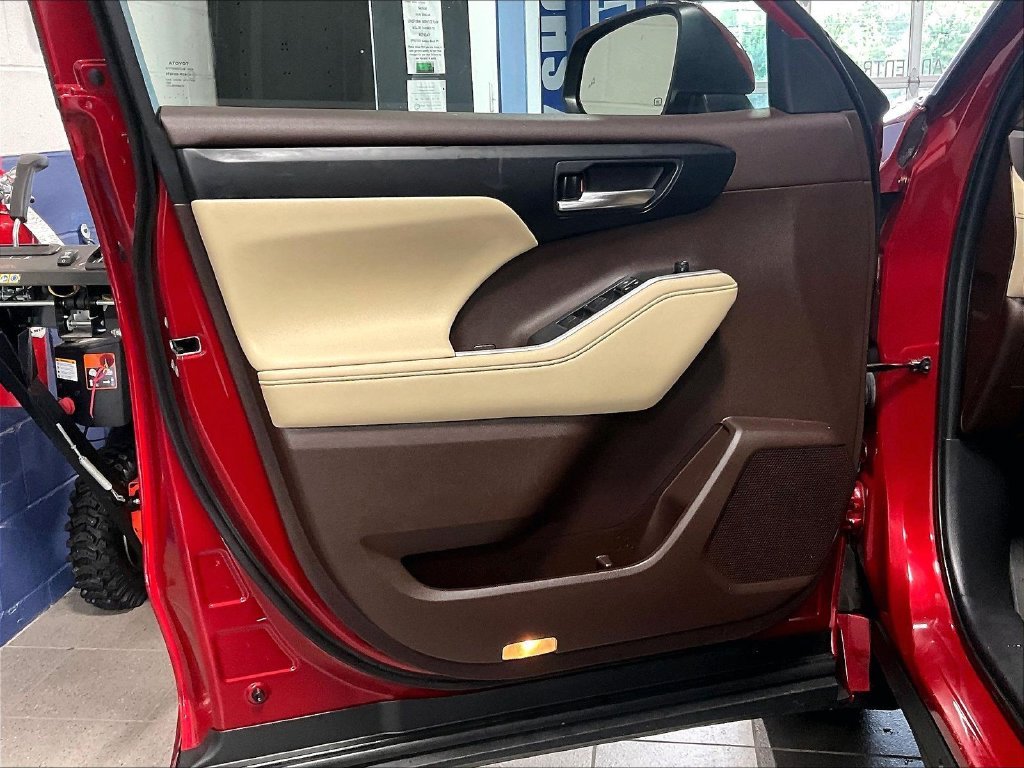 Used 2021 Pearl Toyota XLE image 9
