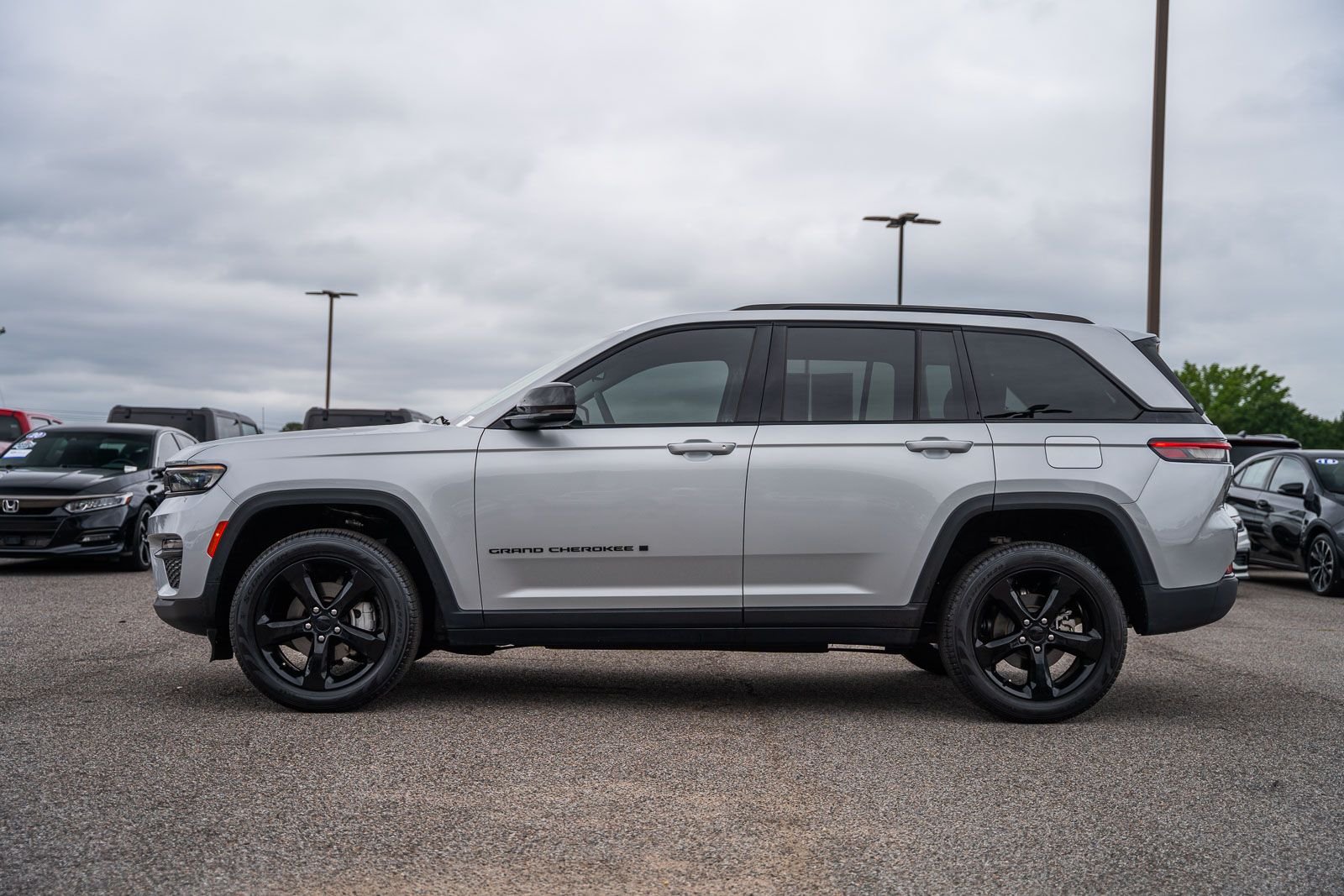 Certified Used 2023 Silver Jeep Limited image 5