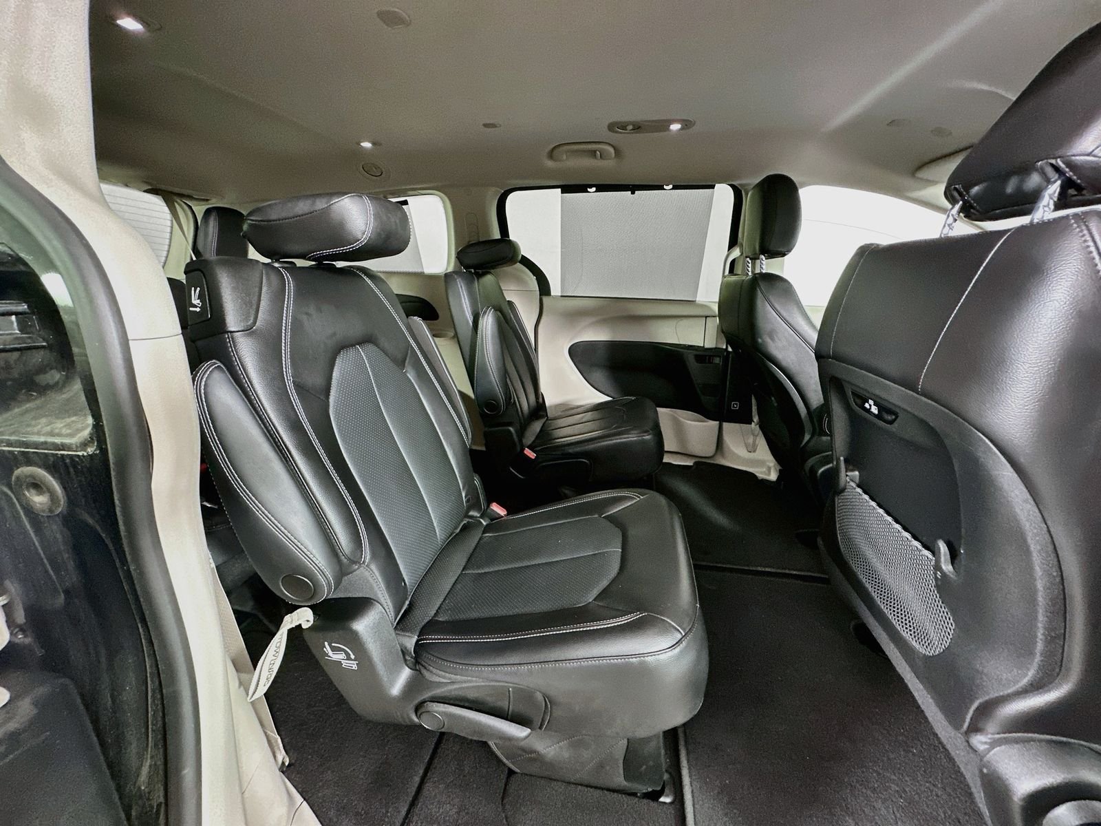 Used 2022 Brilliant Black Crystal Pearlcoat Chrysler Touring L image 26