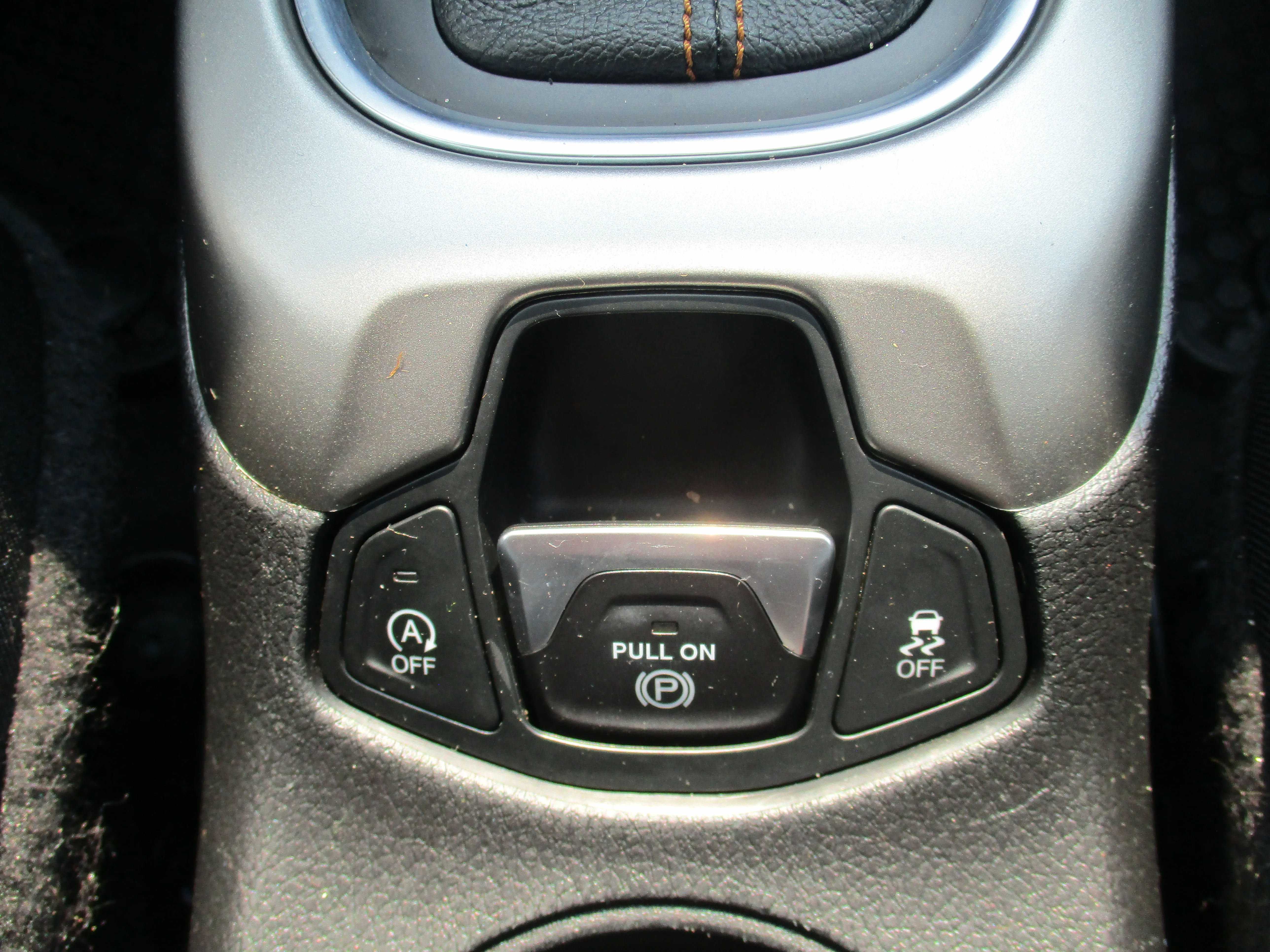 Used 2020 White Clearcoat Jeep Latitude image 17