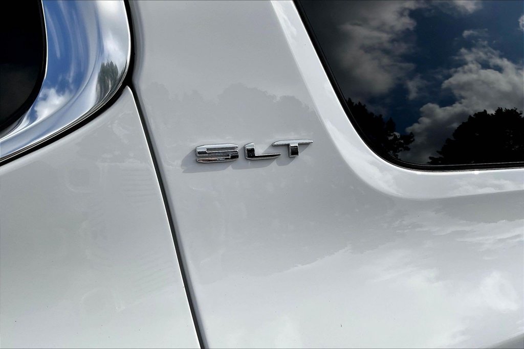 Used 2023 White GMC SLT image 26