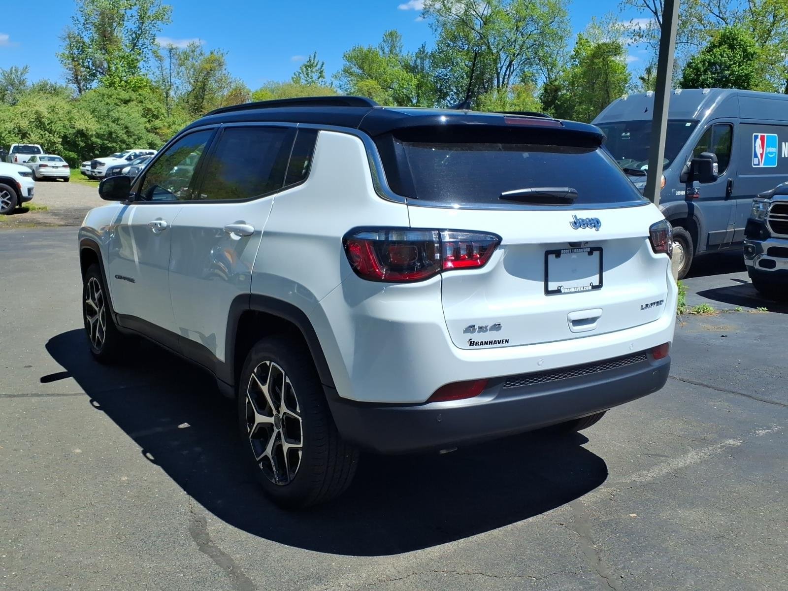 New 2026 Bright White Clear-Coat Exterior Paint Jeep Limited image 4