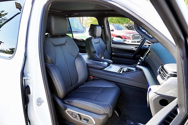 New 2026 Bright White Clear-Coat Exterior Paint Jeep Limited Altitude image 15