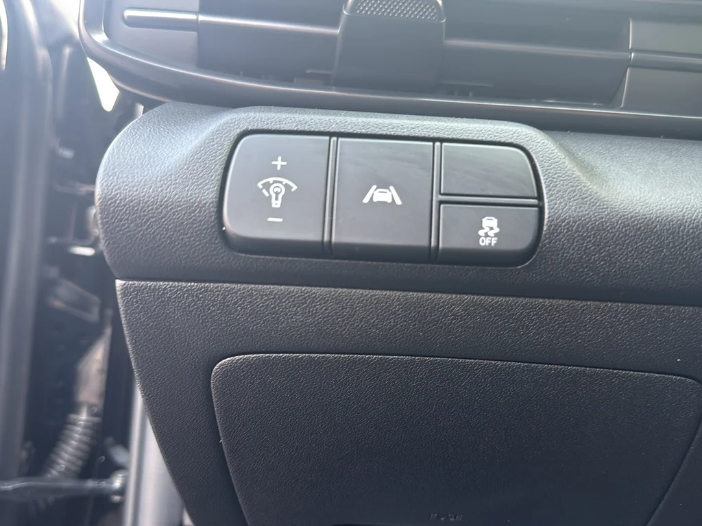 Used 2022 Black Hyundai Base image 26
