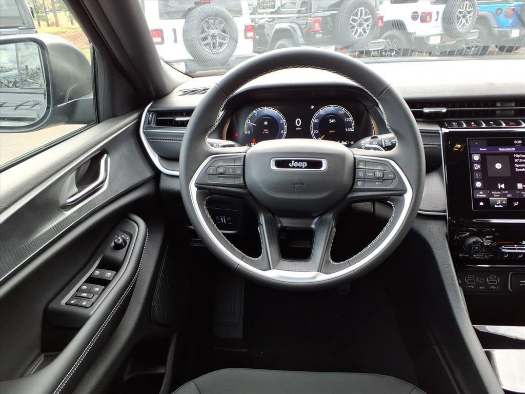 Used 2025 Diamond Black Crystal Pearlcoat Jeep Laredo image 23