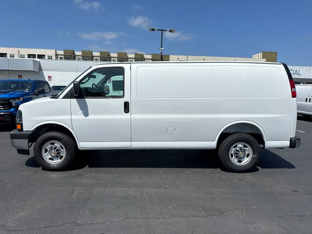 New 2026 Summit White Chevrolet WT image 4