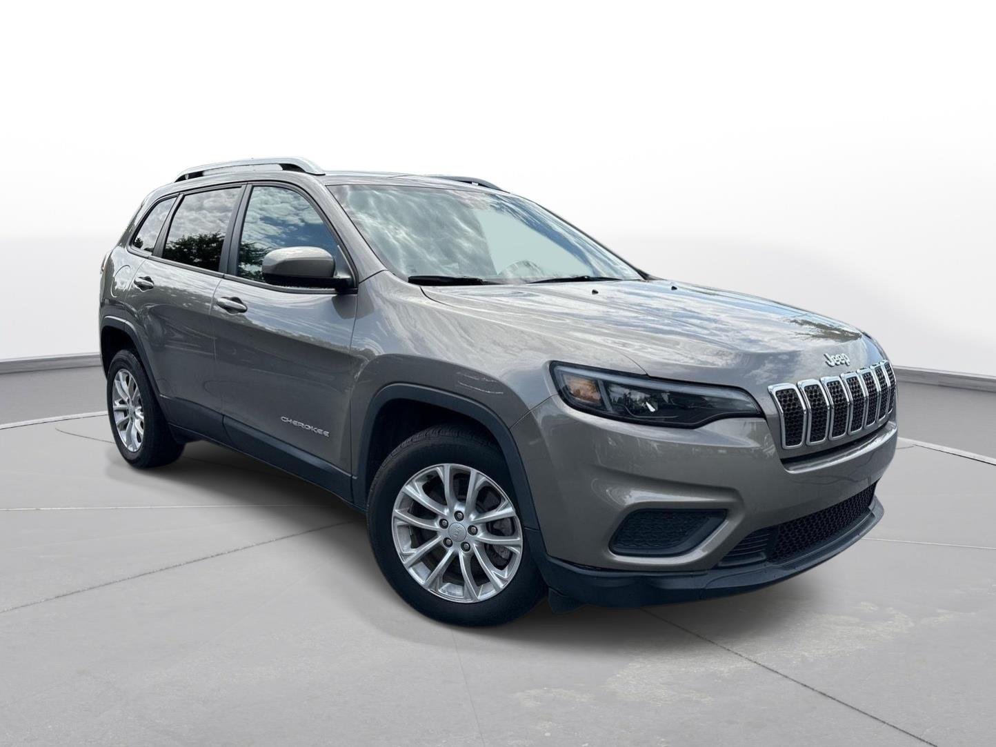 Used 2020 Light Brownstone Pearlcoat Jeep Latitude image 4