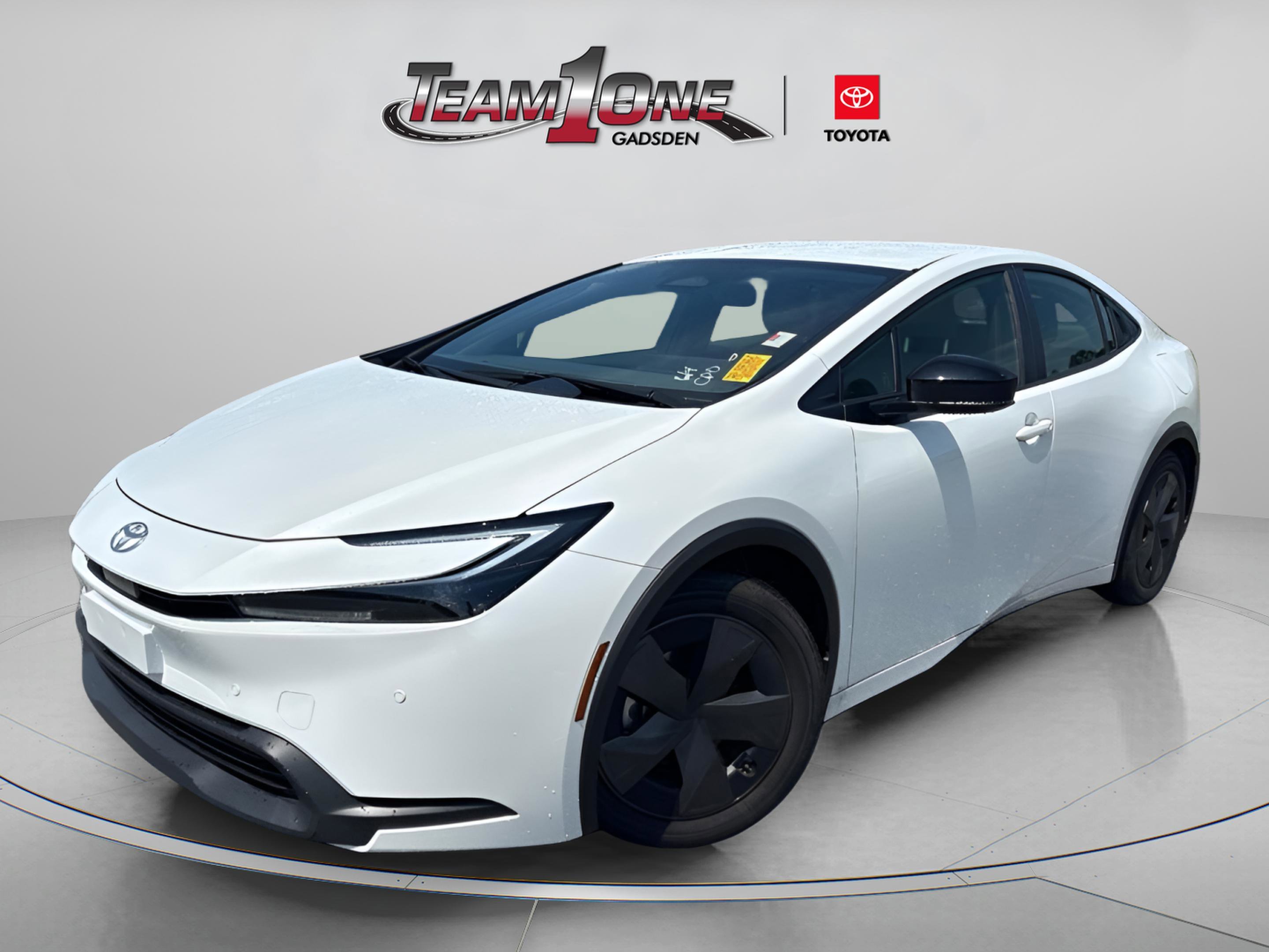 Used 2025 Pearl Toyota LE image 3