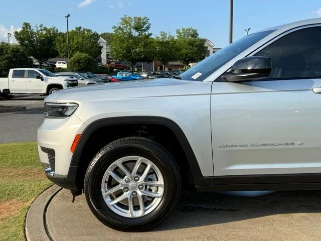New 2026 Silver Zynith Exterior Paint Jeep Laredo image 12