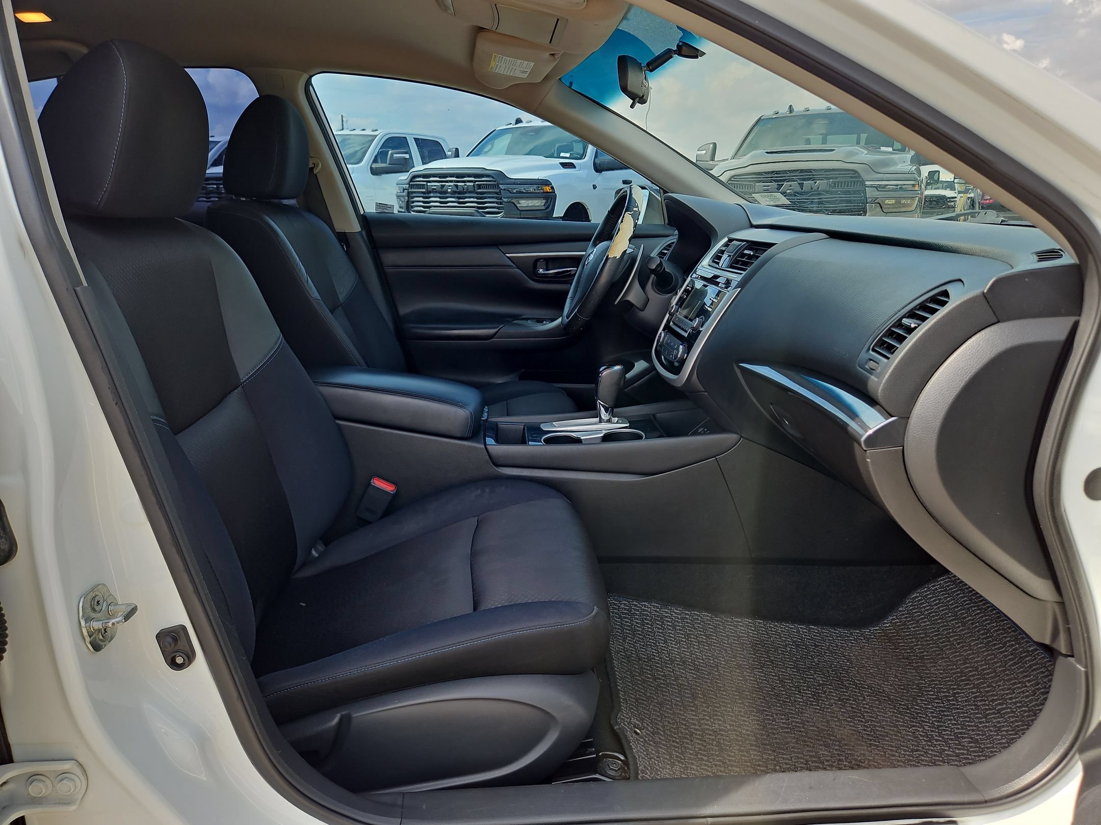 Used 2018 Pearl White Nissan 2.5 SR image 27