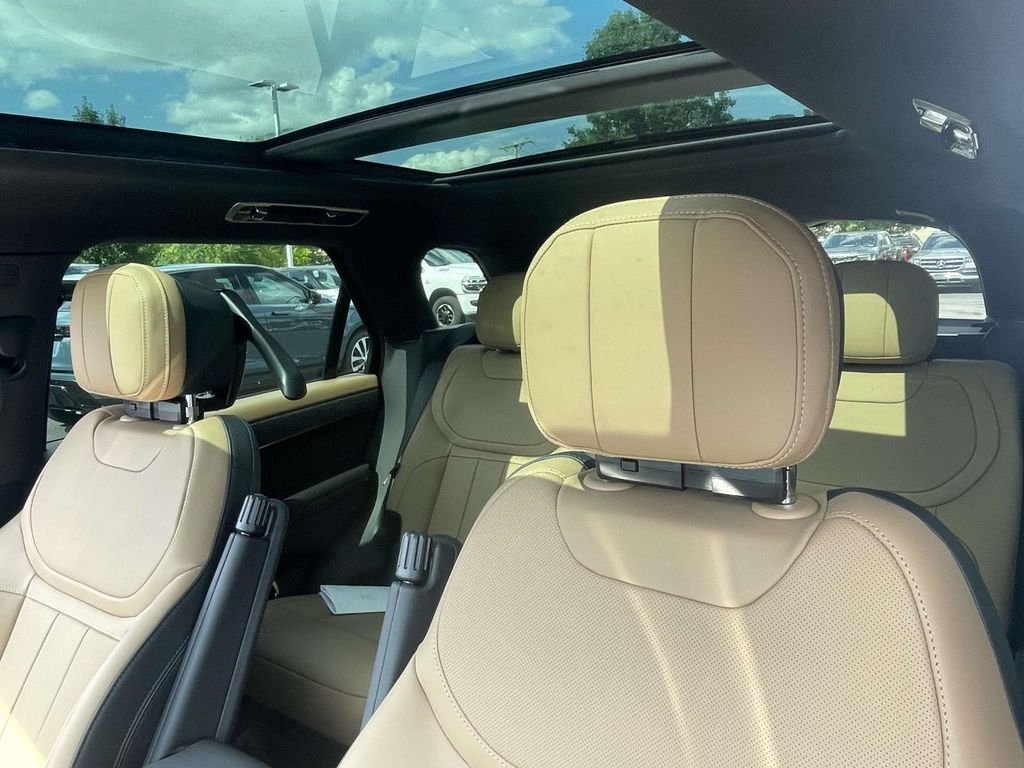 New 2026 Santorini Black Land Rover Dynamic SE image 14