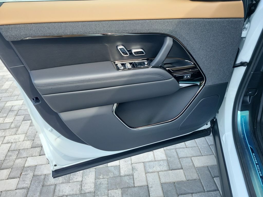 New 2026 Fuji White Land Rover Dynamic SE image 23