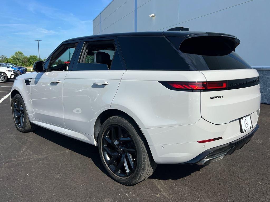 Used 2023  Land Rover SE Dynamic image 5