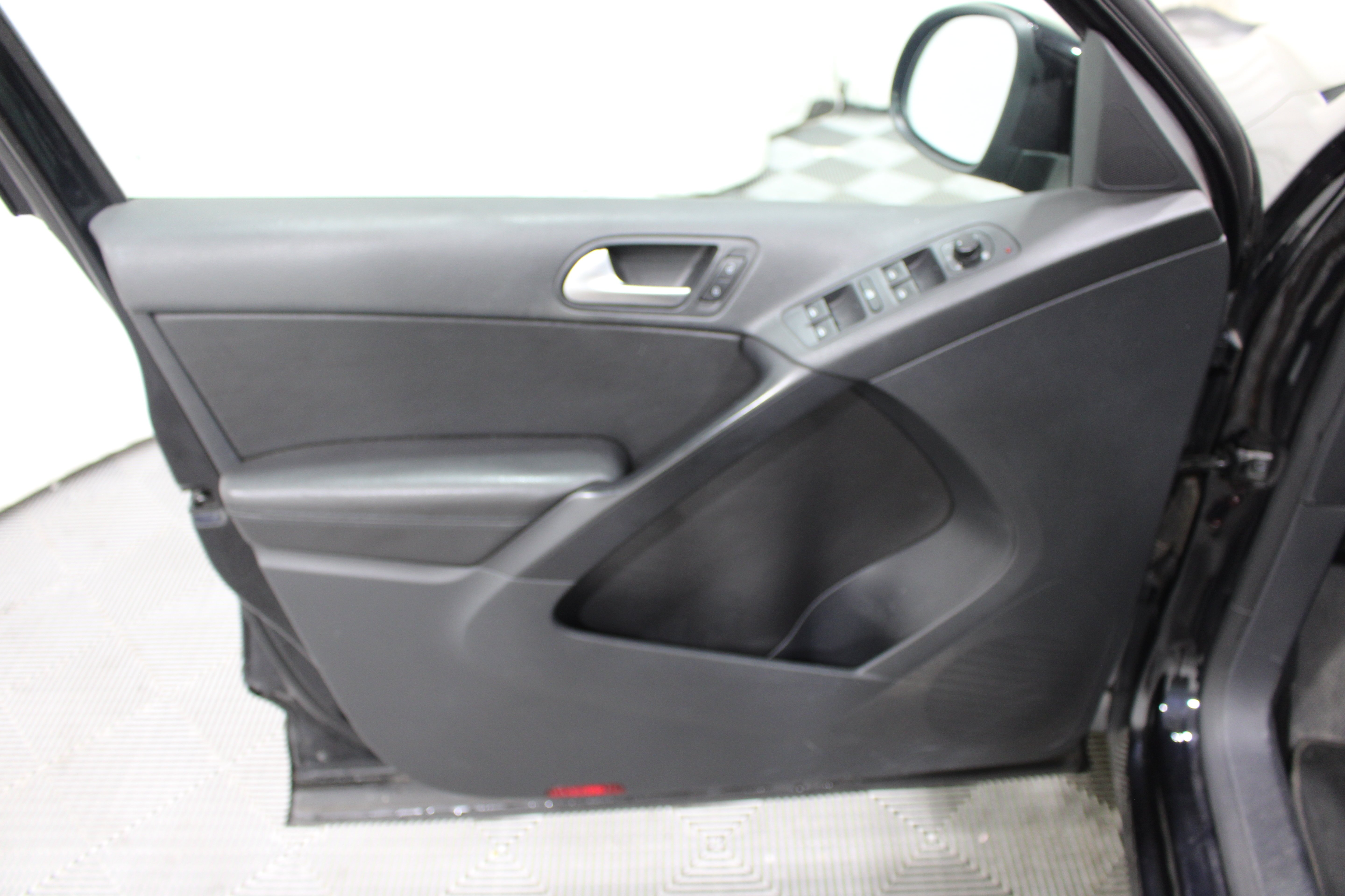 Used 2014 Deep Black Pearl Volkswagen SE image 5