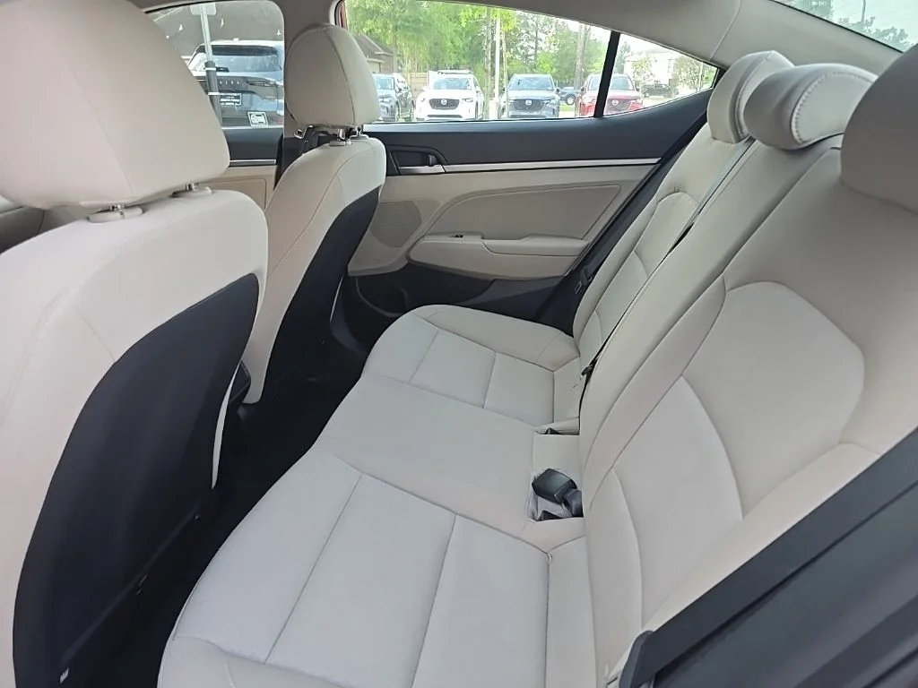 Used 2017 Red Hyundai SE image 8