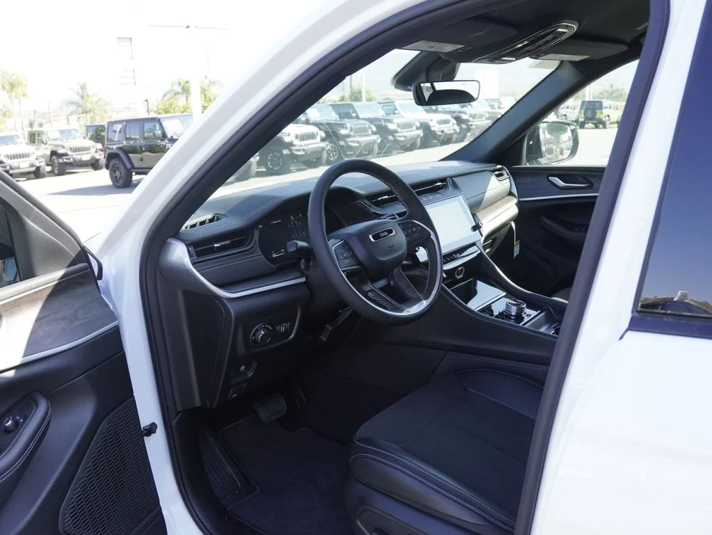 New 2026 Bright White Clear-Coat Exterior Paint Jeep Altitude image 20