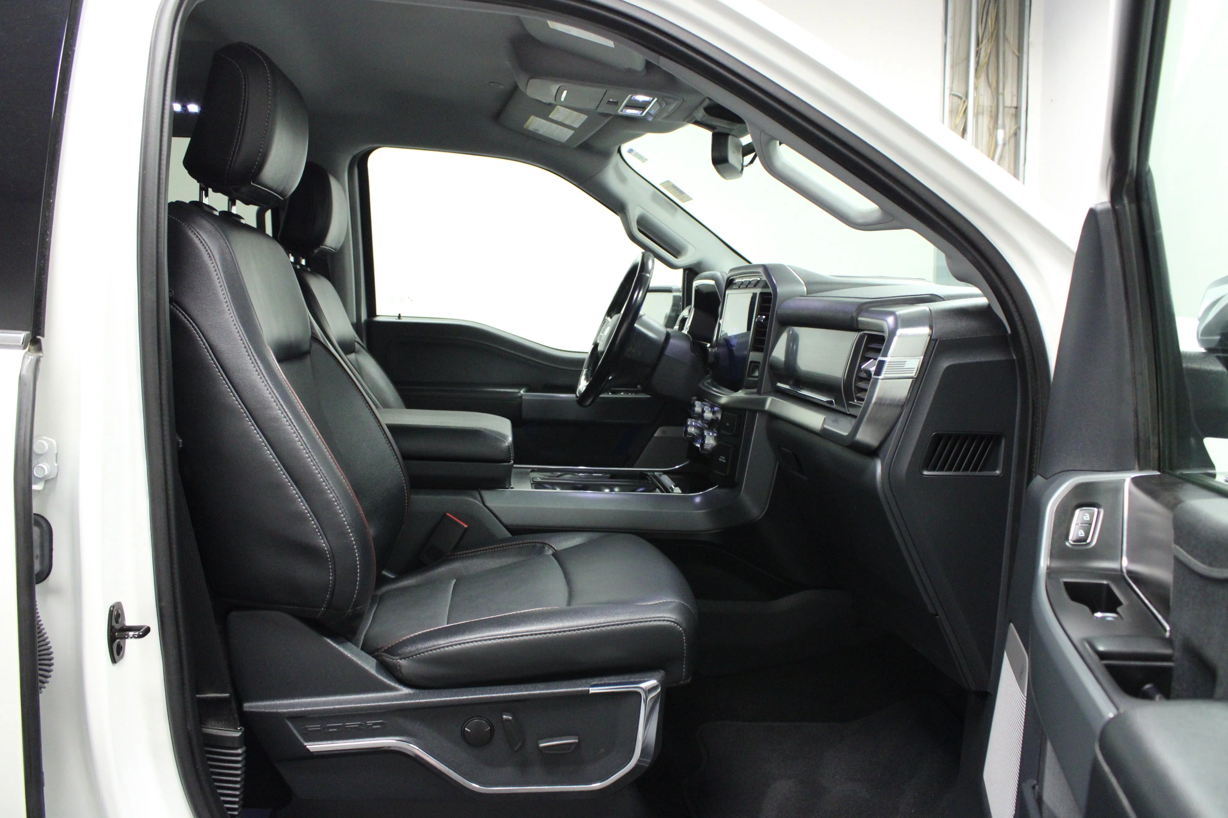 Used 2022 Star White Metallic Tri-Coat Ford LARIAT image 16