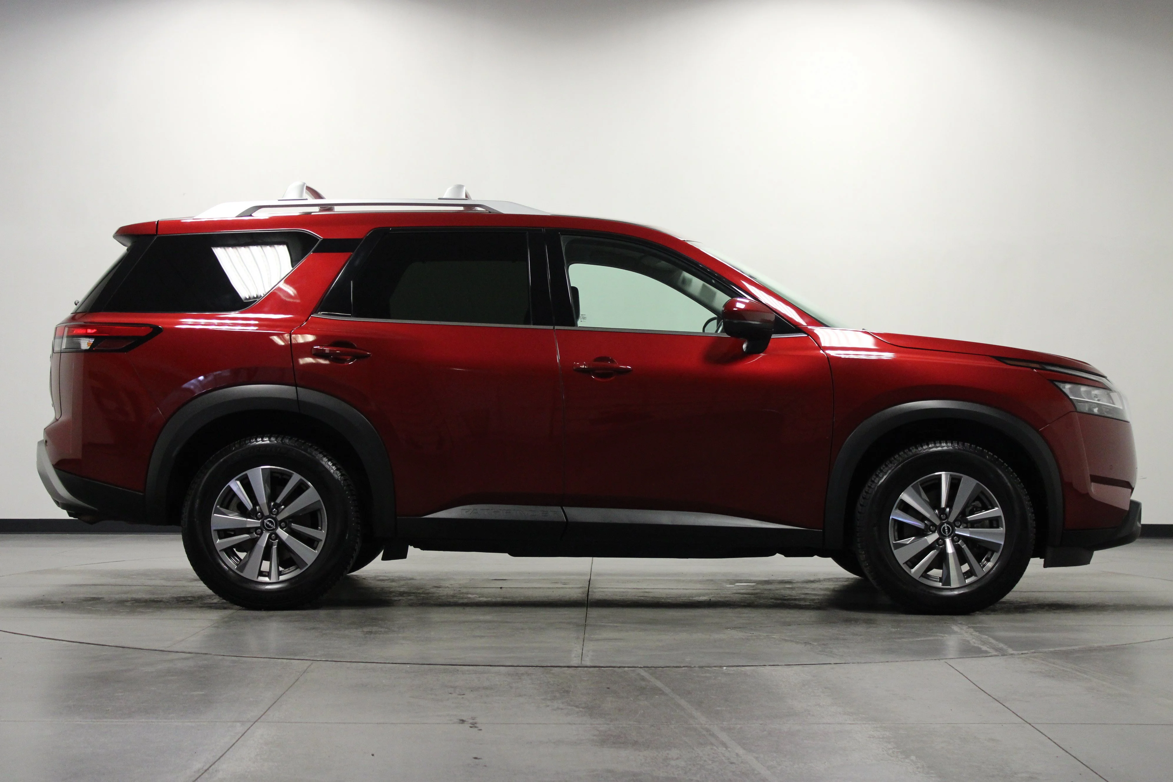 Used 2022 Scarlet Ember Tintcoat Nissan SL image 3