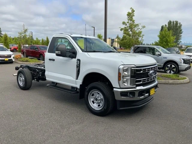 New 2025 Oxford White Ford XL image 3