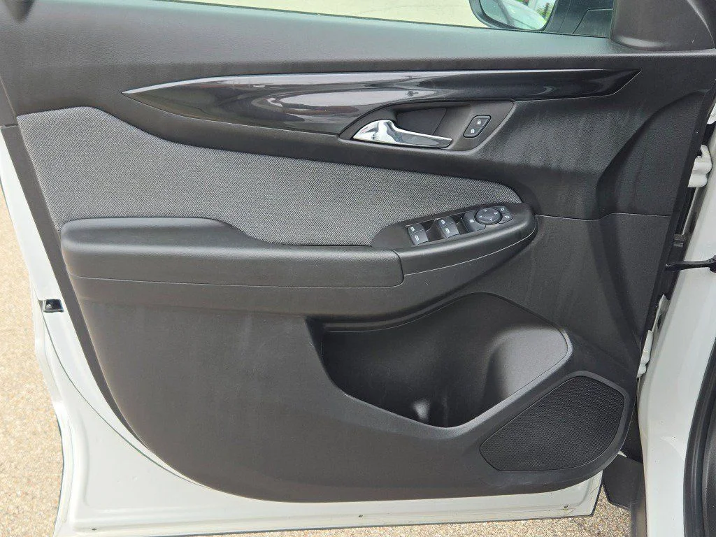 Used 2025 Summit White Chevrolet LT image 17