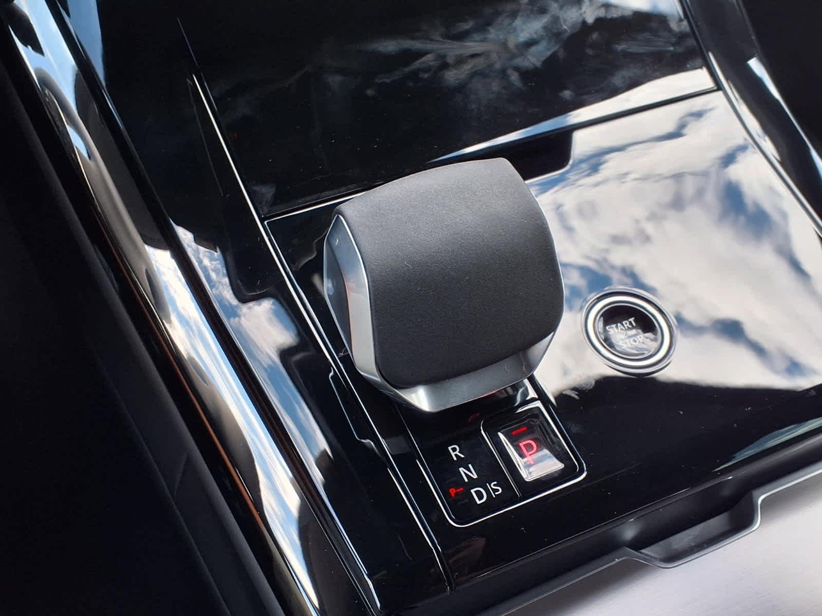New 2026 Santorini Black Land Rover SE image 16