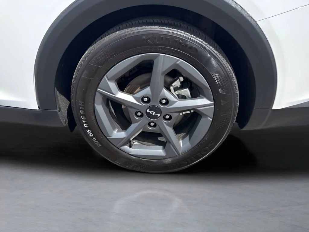 Used 2025 White Kia LXS image 30
