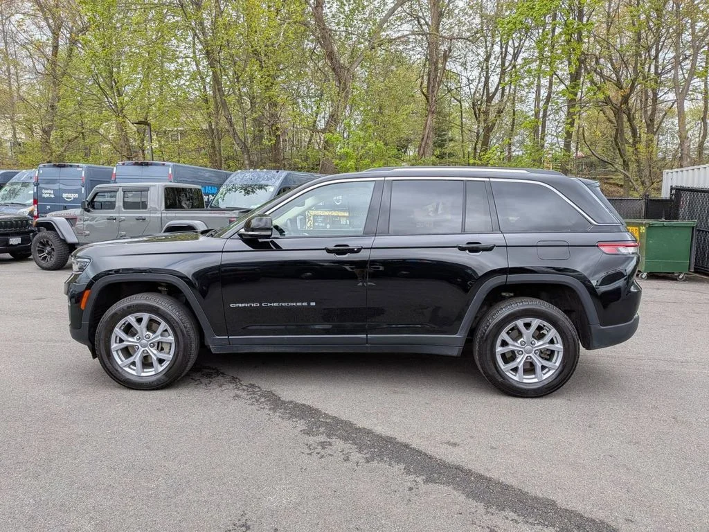 Used 2022 Black Jeep Limited image 9