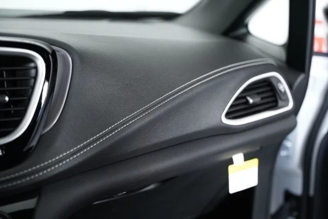 2025 Chrysler Pacifica Select - Photo 13