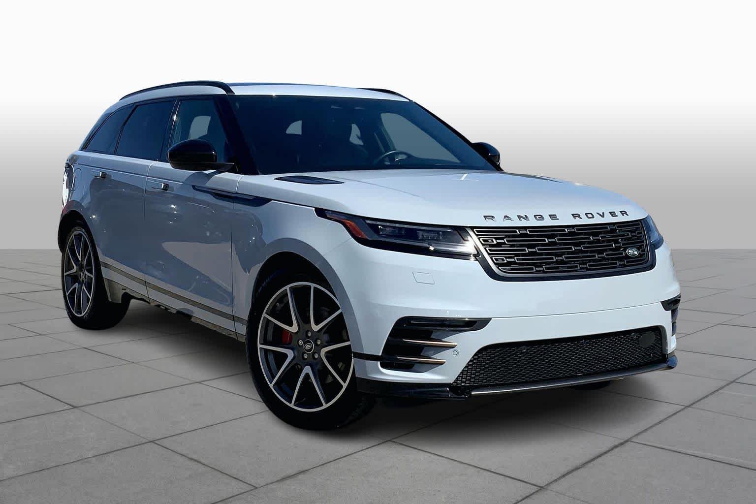 Certified Used 2025 Arroios Grey Metallic Land Rover Dynamic SE image 3