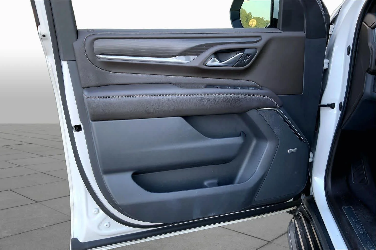 Used 2021 White Frost Tricoat GMC Denali image 19
