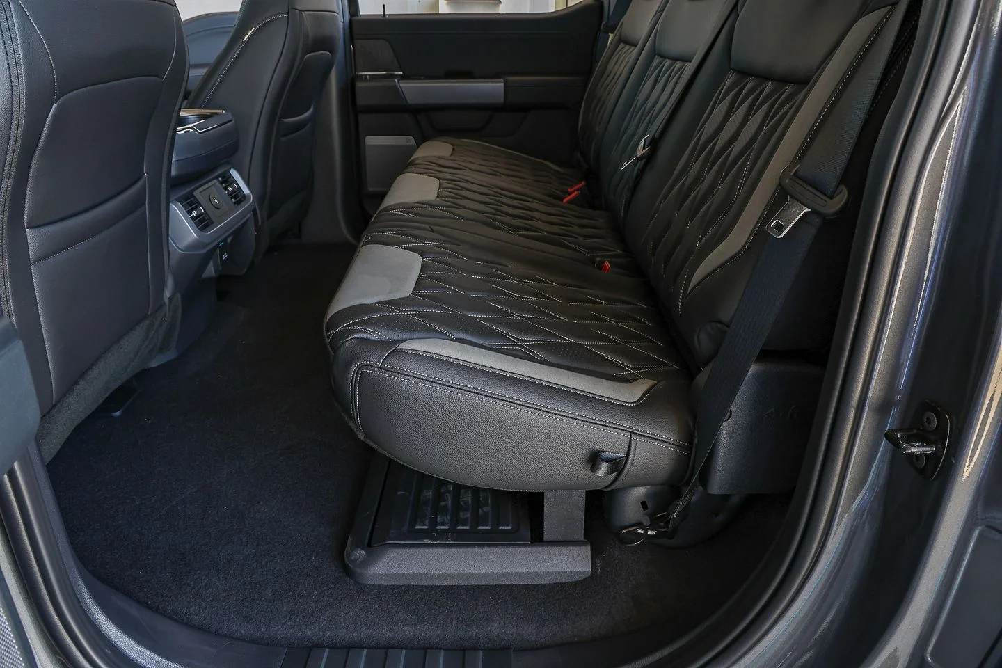 New 2026 Carbonized Gray Metallic Ford XLT image 41