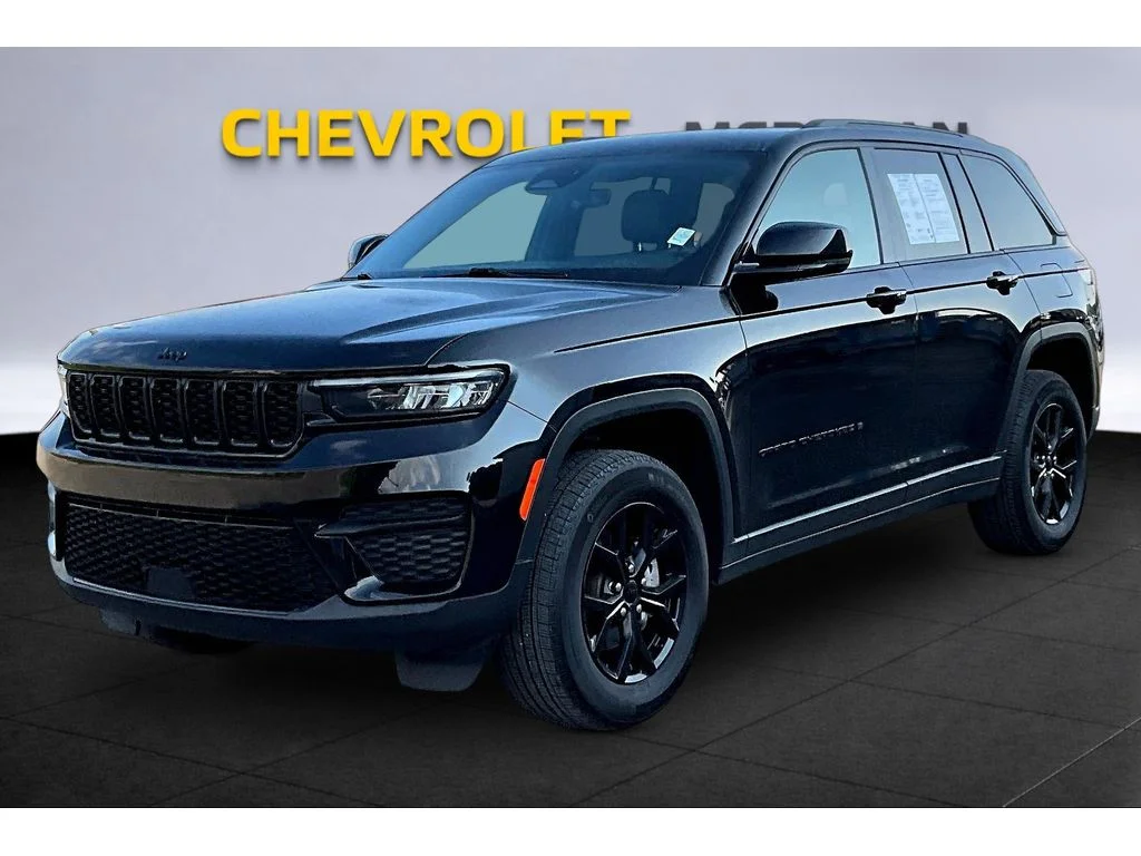 Used 2025  Jeep Altitude image 9