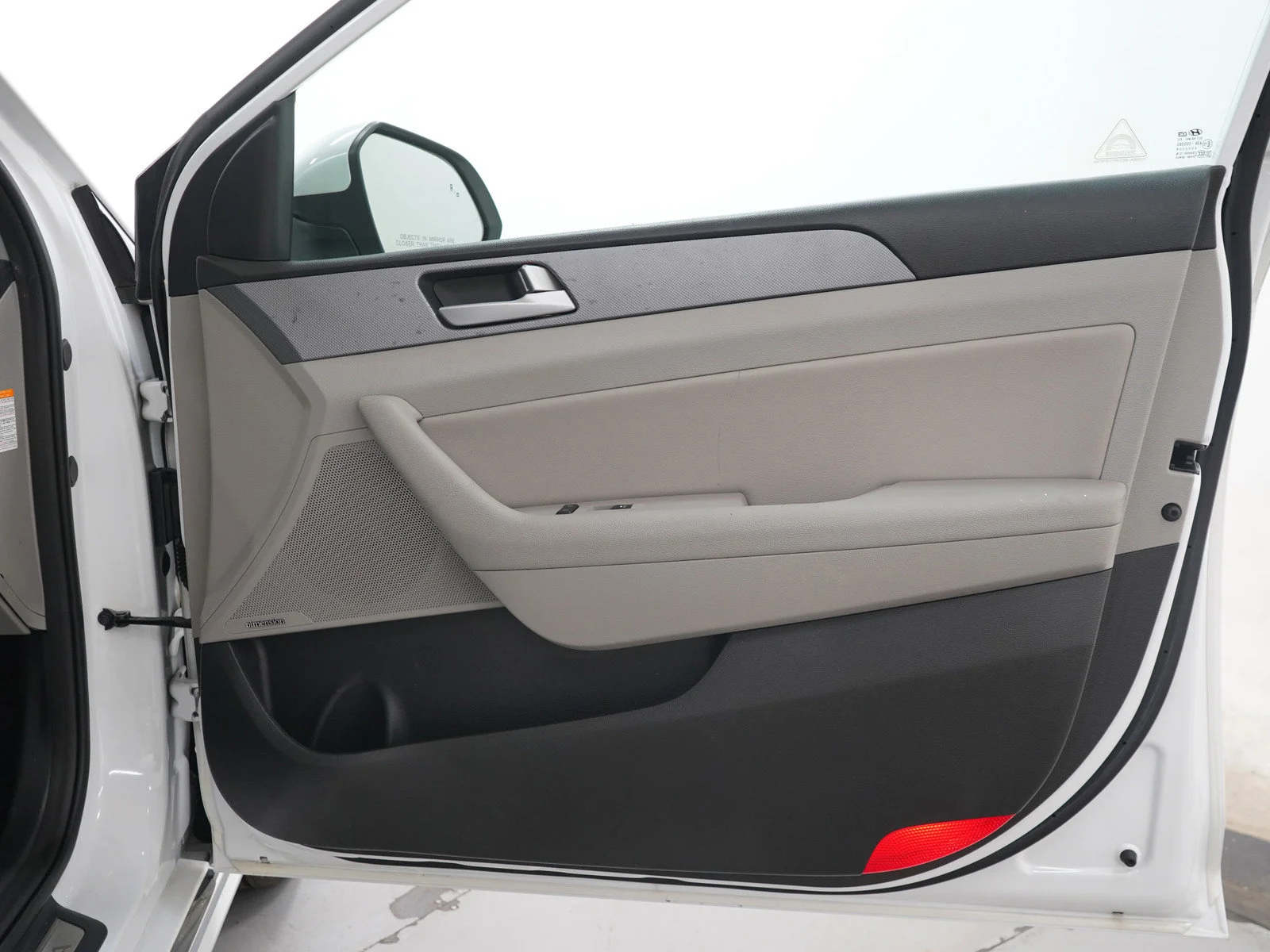 Used 2017 Hyper White Hyundai  image 9
